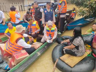 Beri Bantuan, Wujud Kepedulian Kapolres Kuansing Beserta Jajaran Kepada Warga Terdampak Banjir